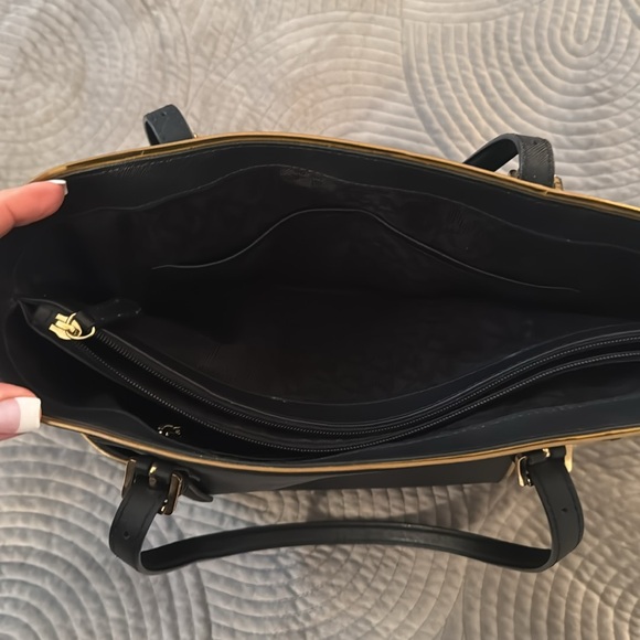 🎉 HP 🎉 Michael Kors Black Tote/Gold Trim - Picture 6 of 10